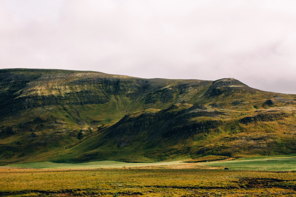 Isländische Landschaft mit grünen Bergen - Foto, Bild