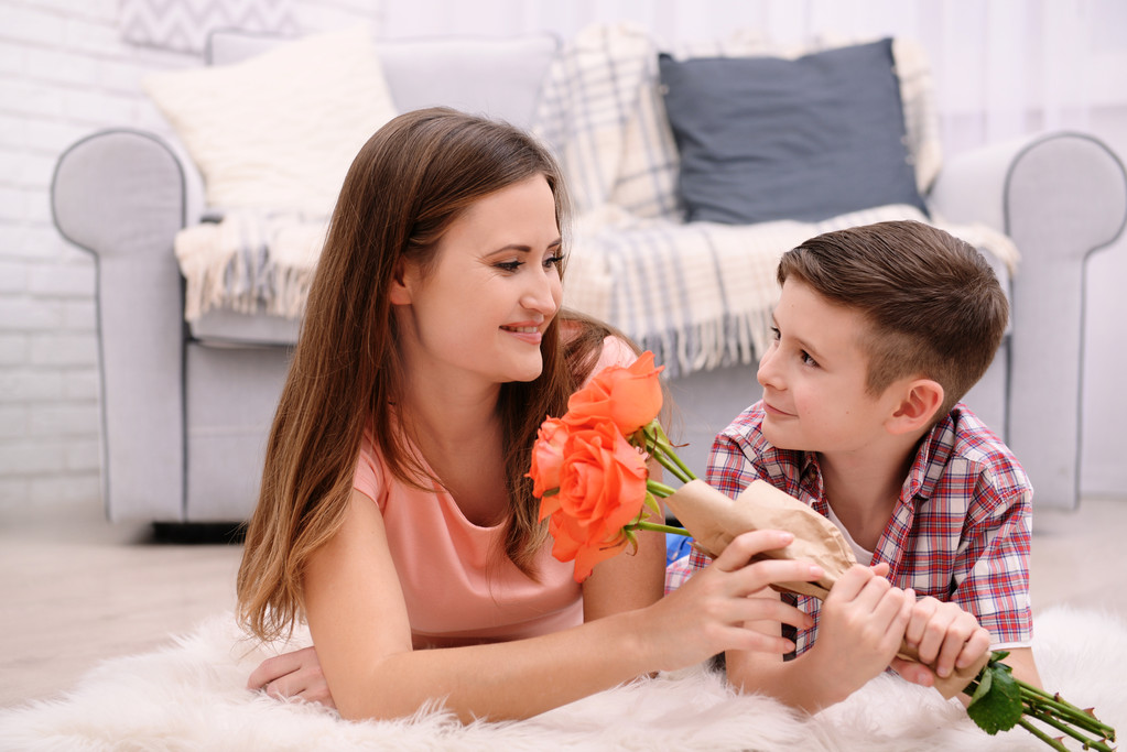 Son giving roses for mother - Photo, Image