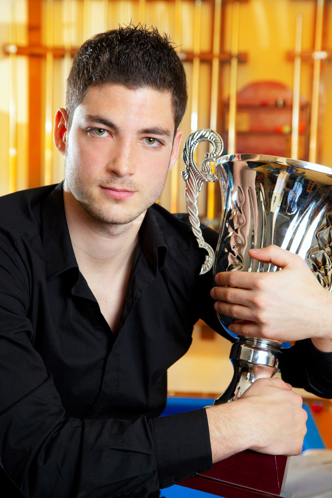 Feliz hombre ganador orgulloso con gran trofeo copa de plata
 - Foto, Imagen