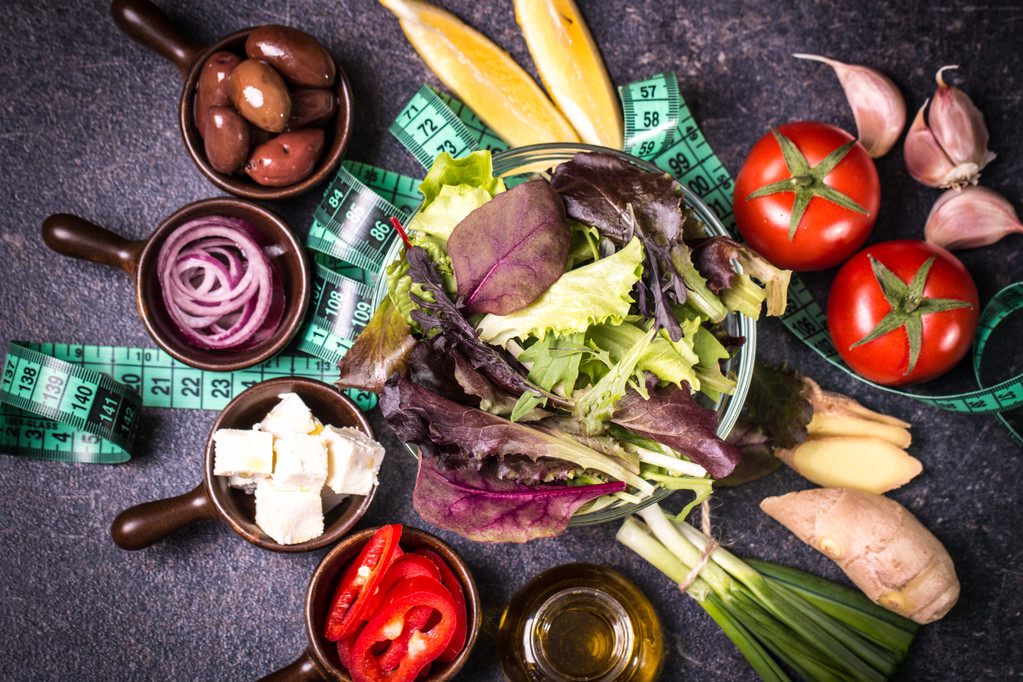Diyet kavramı, salatası malzemeler siyah arka plan üzerine. sağlıklı gıda - Fotoğraf, Görsel