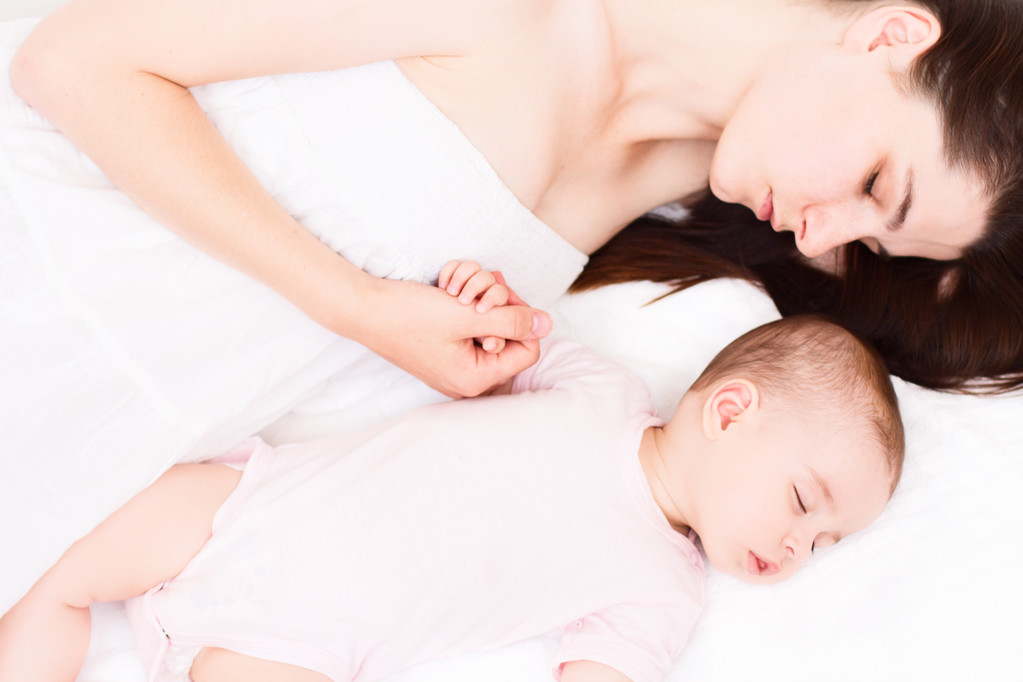 Beyaz arka plan üzerinde anne ile uyuyan bebek - Fotoğraf, Görsel