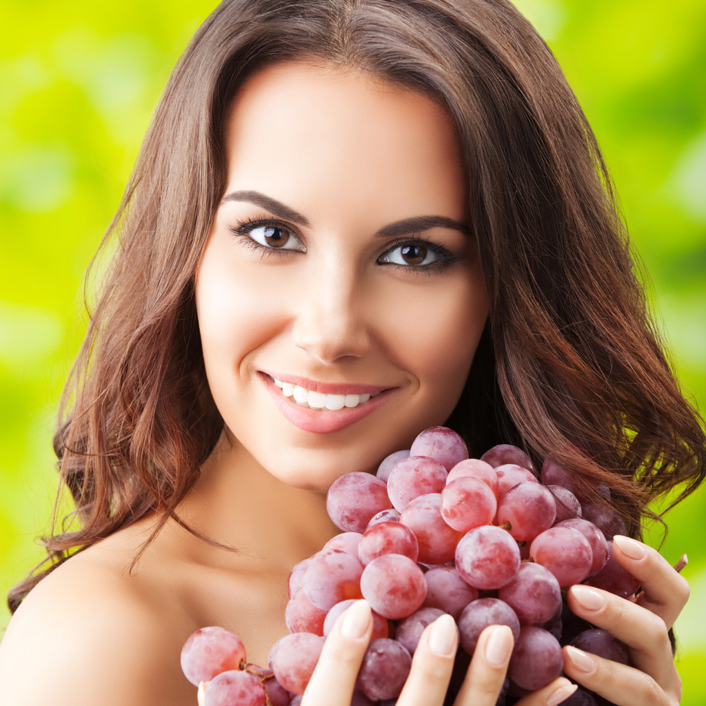 mulher com uva, ao ar livre
 - Foto, Imagem