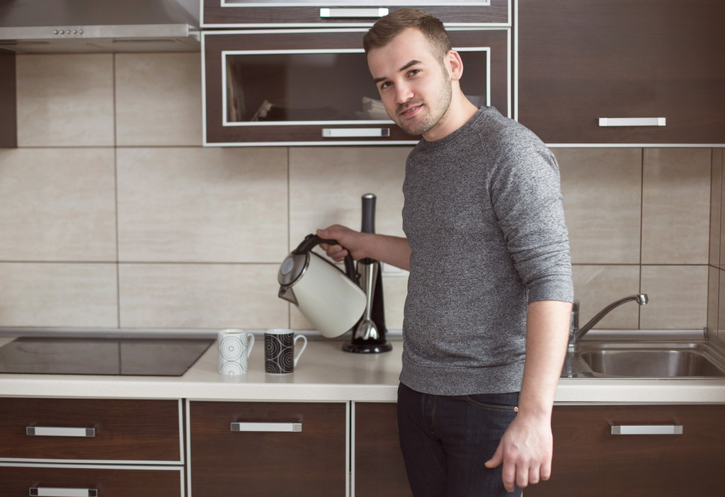 キッチンでコーヒーを作る完璧な夫 - 写真・画像