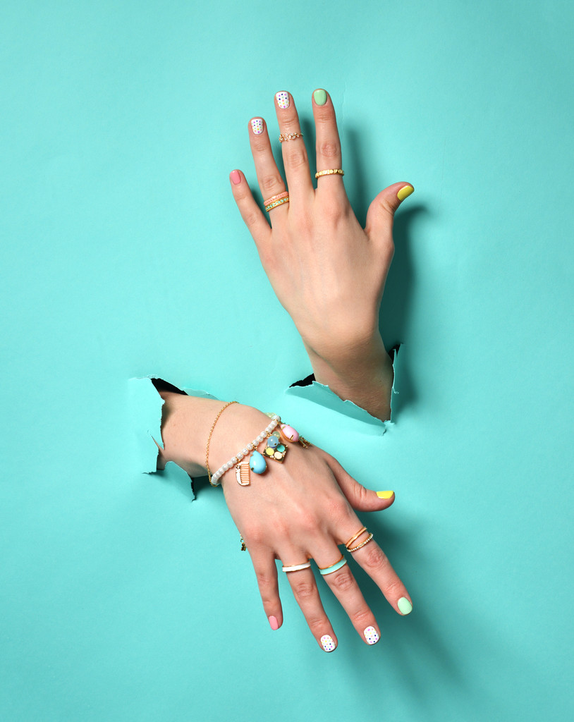 жіночі руки з жовтим рожевим білим візерунком лак для нігтів і силует
 - Фото, зображення