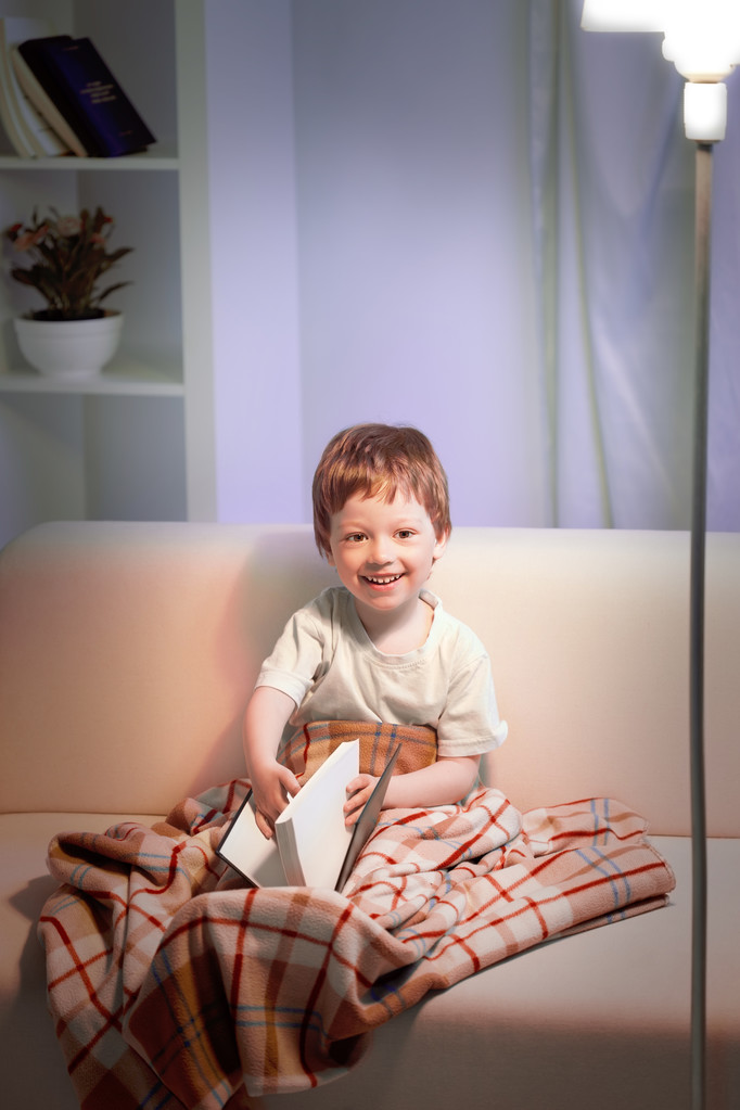 boldog fiú olvasókönyv - Fotó, kép