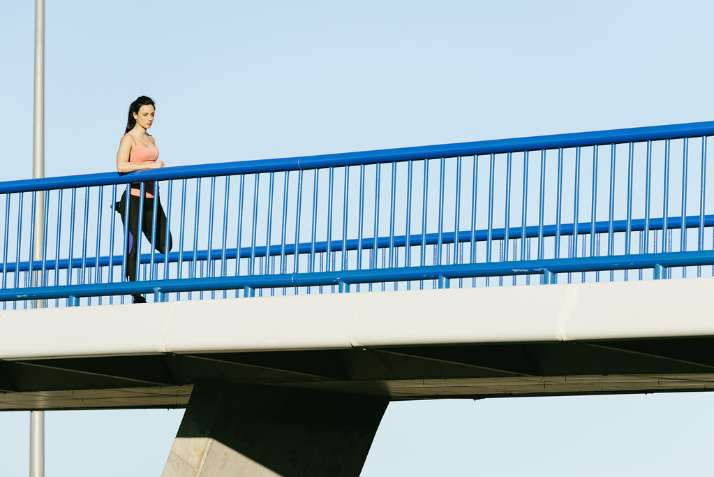 Fitness mladá žena běžec protahování nohou po spuštění. - Fotografie, Obrázek
