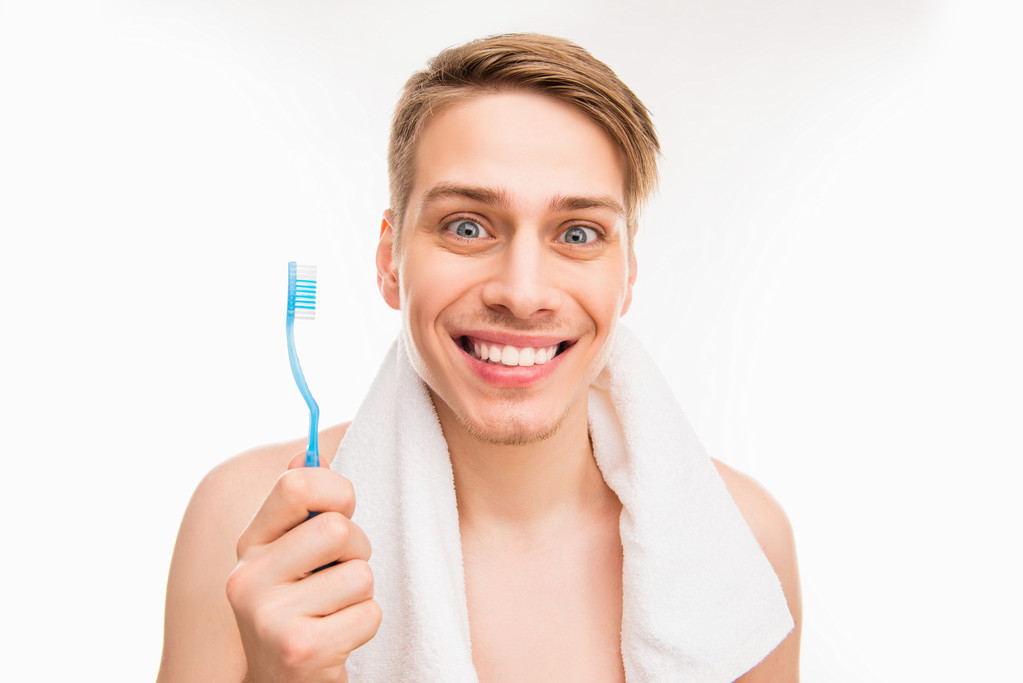 Hombre sano alegre guapo sosteniendo un cepillo de dientes
 - Foto, imagen