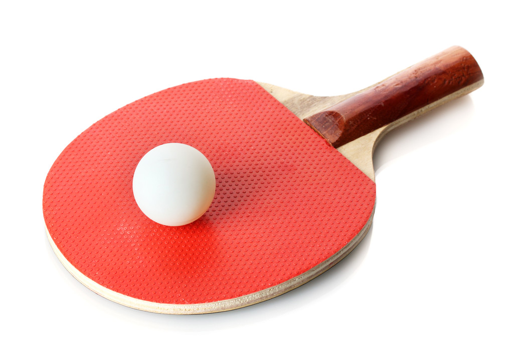 Ping-pong raketa a míč, izolované na bílém - Fotografie, Obrázek