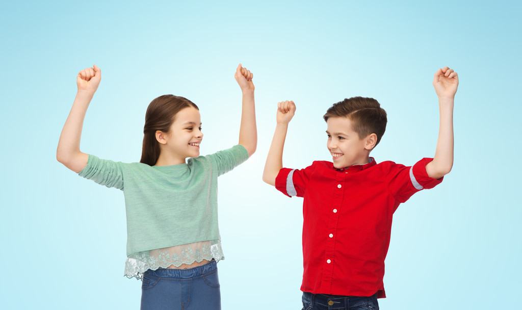 ευτυχισμένο αγόρι και κορίτσι, γιορτάζοντας τη νίκη - Φωτογραφία, εικόνα