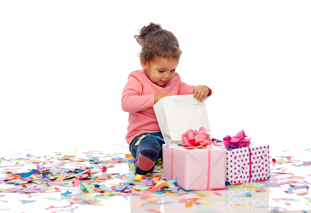 glückliches kleines Mädchen mit Geburtstagsgeschenken - Foto, Bild