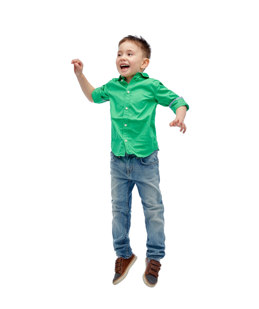 boldog kisfiú, ugró a levegőbe - Fotó, kép