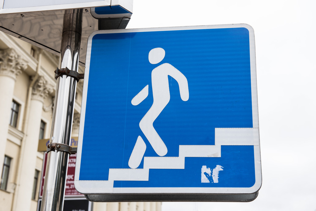 Straatnaambord die aangeeft trappen - Foto, afbeelding
