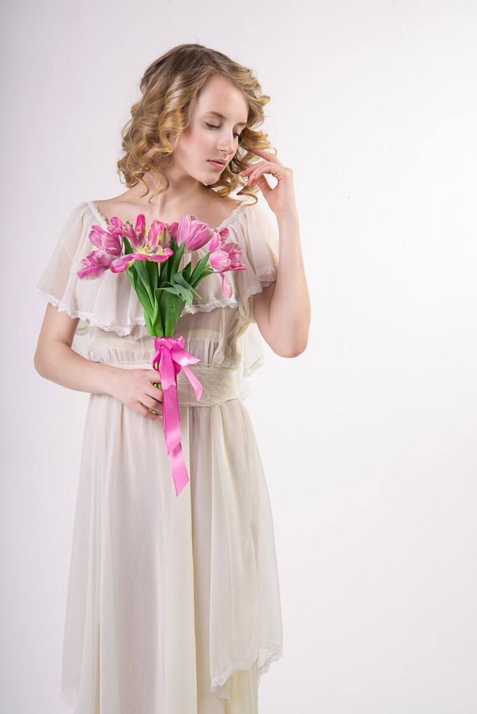 Mooie blonde voorjaar meisje met bloemen - Foto, afbeelding
