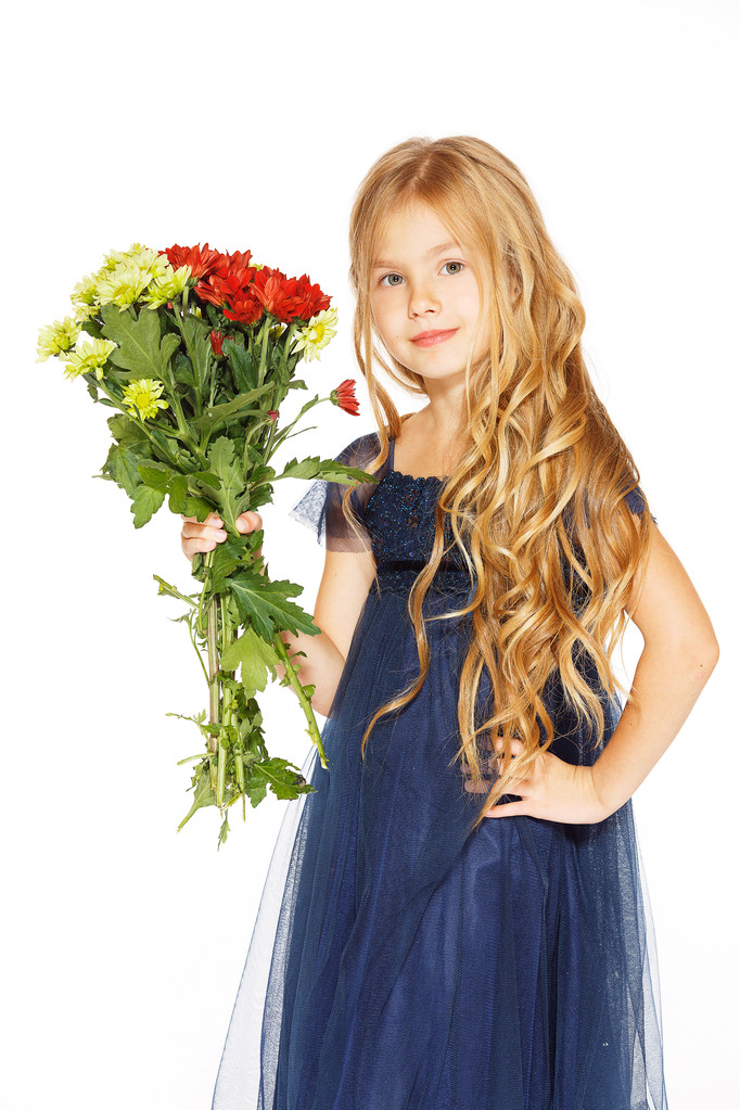 belle petite fille avec un bouquet de fleurs - Photo, image