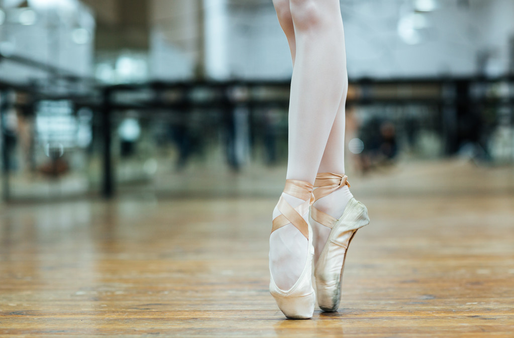 Dançarina de ballet feminina em pé sobre os dedos dos pés
  - Foto, Imagem