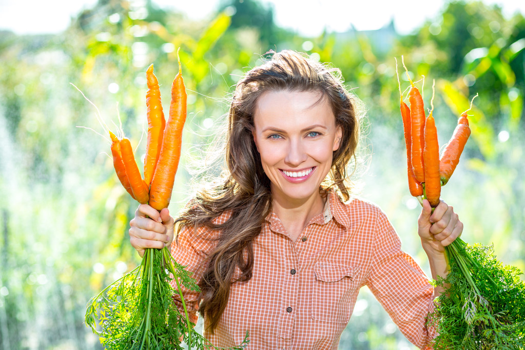 Hermosa joven con zanahorias orgánicas
 - Foto, Imagen