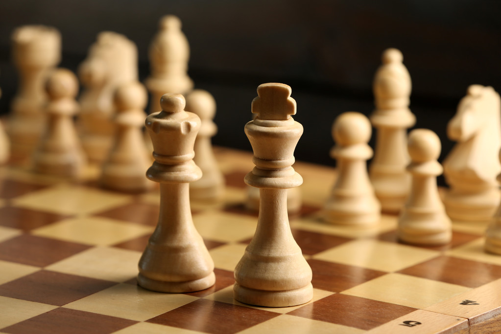 Шахматные фигуры и игровая доска
  - Фото, изображение