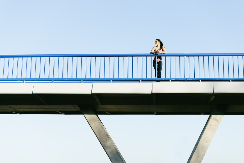giovane corridore donna fitness in esecuzione sul ponte della città
. - Foto, immagini