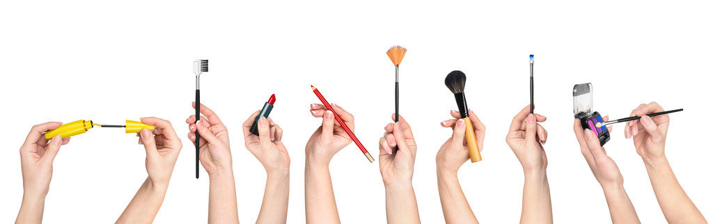 коллекция рук держащие инструменты для макияжа изолированы на белом б
 - Фото, изображение