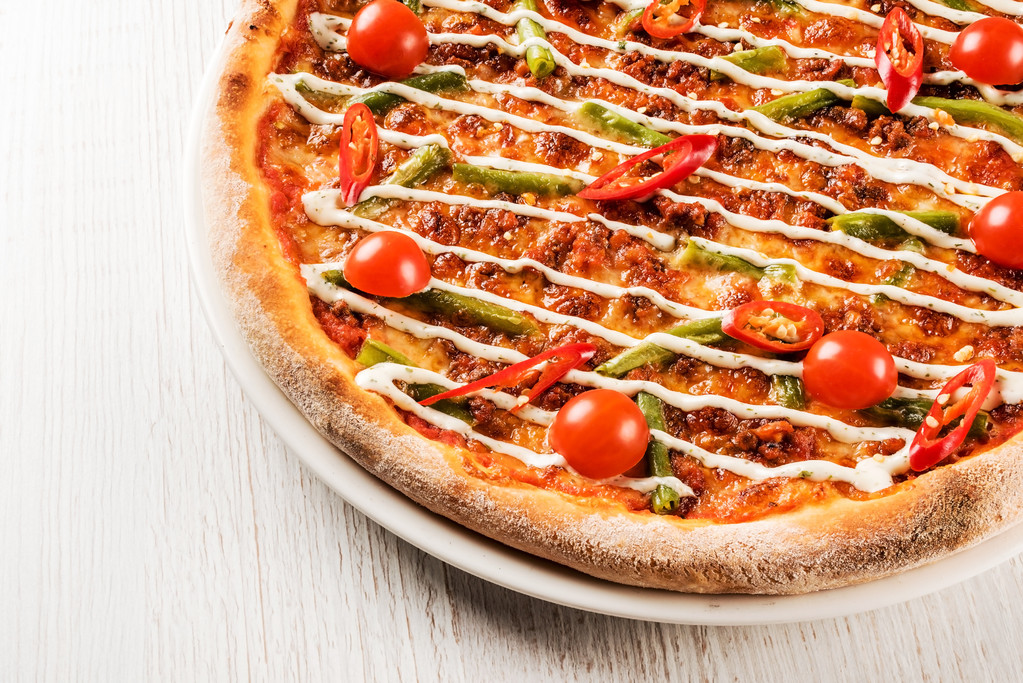 Sabrosa pizza en blanco
 - Foto, imagen