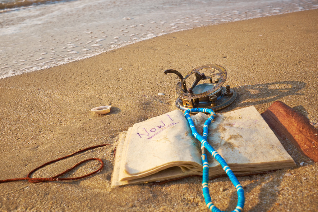 пляж с винтажными солнечными часами и ноутбуком
 - Фото, изображение