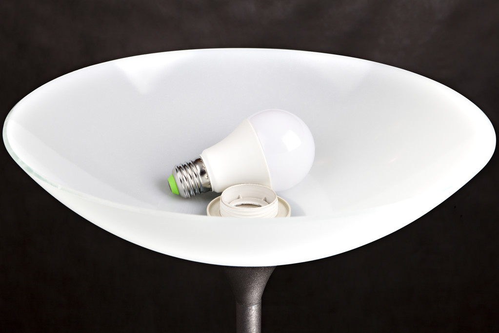 energiesparende LED-Glühbirne befindet sich im Lampenschirm Stehleuchte. - Foto, Bild