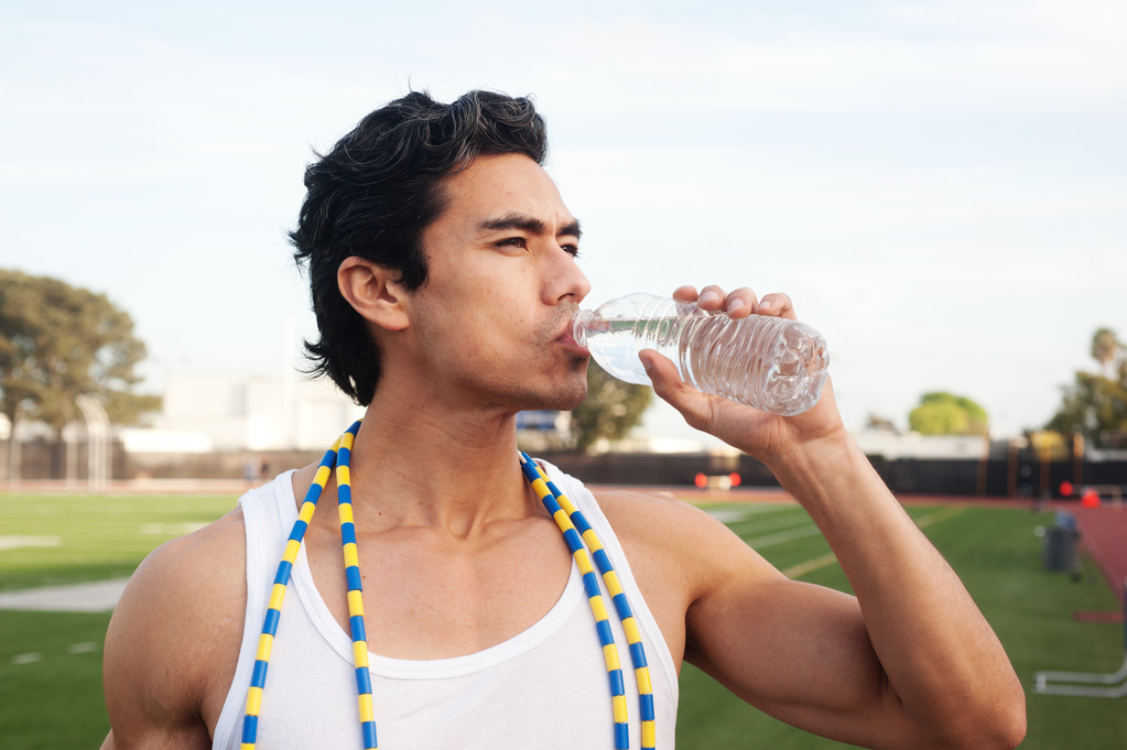 przystojny, młody latino lekkoatletka wody pitnej - Zdjęcie, obraz