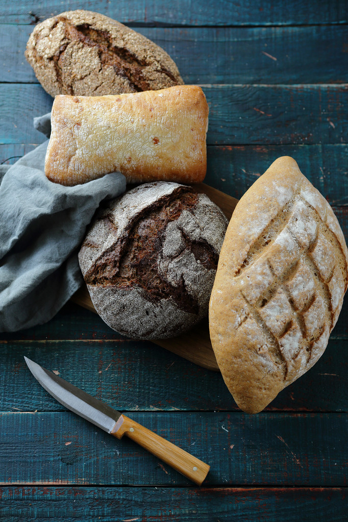 panes enteros de pan en tablas
 - Foto, Imagen