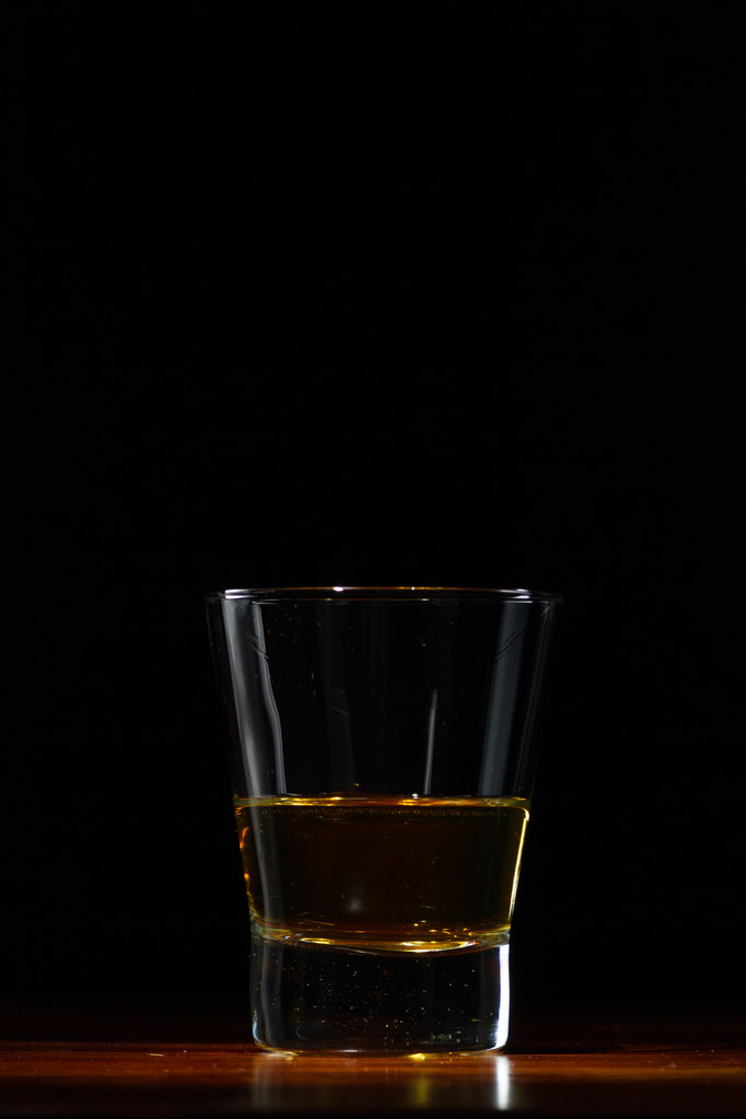Whisky glas op zwart - Foto, afbeelding