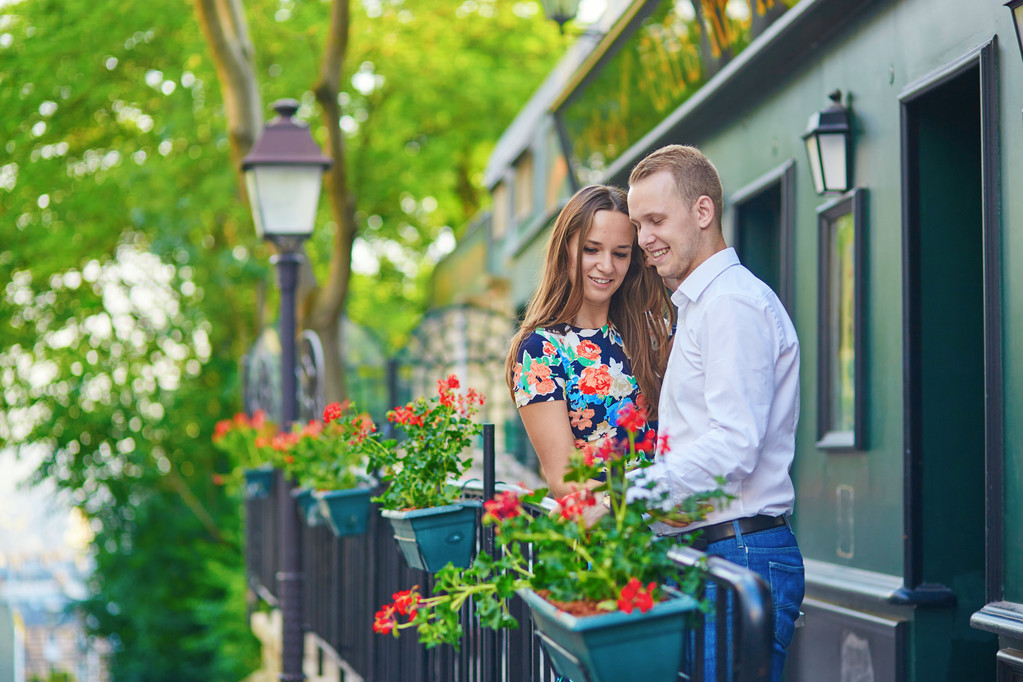 Ρομαντικό ζευγάρι στο μπαλκόνι διακοσμημένο με λουλούδια - Φωτογραφία, εικόνα