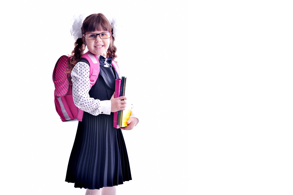 Retrato de adolescente con la mochila de la escuela sosteniendo carpetas de colores aislados sobre fondo blanco
 - Foto, imagen