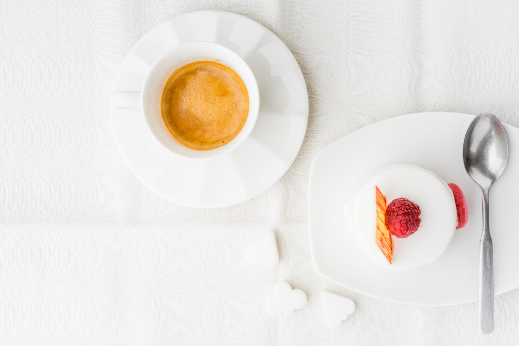 Tarta blanca con frambuesa y café horizontal
 - Foto, imagen