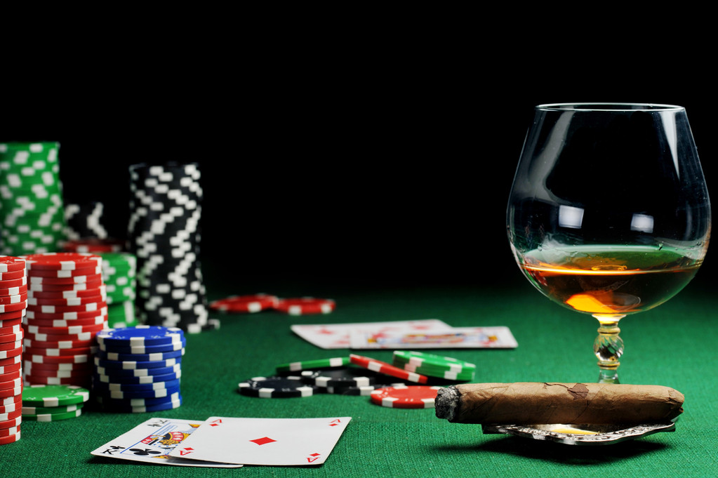 Drink and playing cards - Photo, Image