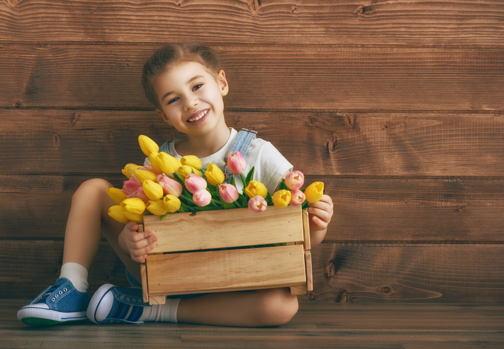 Mädchen mit einem Strauß Tulpen - Foto, Bild