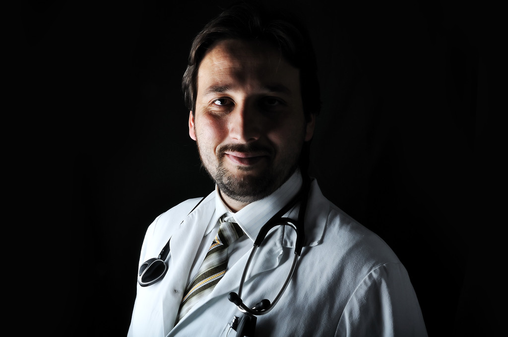 Молодий привабливий чоловічий лікар в характерному одязі
 - Фото, зображення