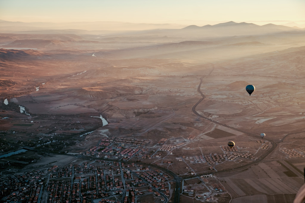 Kleurrijke ballons boven Goreme vallei - Foto, afbeelding