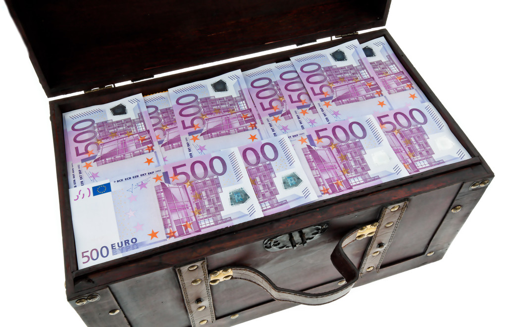 Brust mit Euro-Banknoten. Finanzkrise, Krisentraining - Foto, Bild