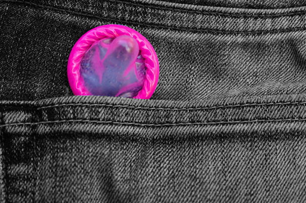 růžový kondom balení v zadní kapse džíny, potrat koncepce. - Fotografie, Obrázek