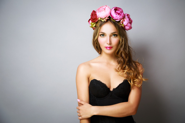 Mujer glamour con corona de flores rosadas
 - Foto, Imagen