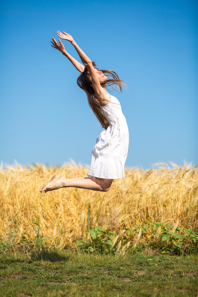 Щаслива літня жінка стрибає
 - Фото, зображення
