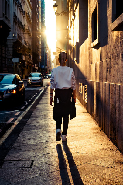 молодая стильная женщина в городе
 - Фото, изображение