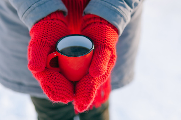 Woman holding winter cup close up - Zdjęcie, obraz