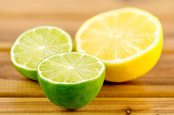 Groene en gele sappige citrus helften, ondiepe scherptediepte - Foto, afbeelding