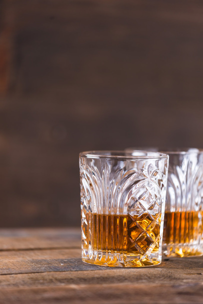 whiskey in glass on wood background - Fotografie, Obrázek