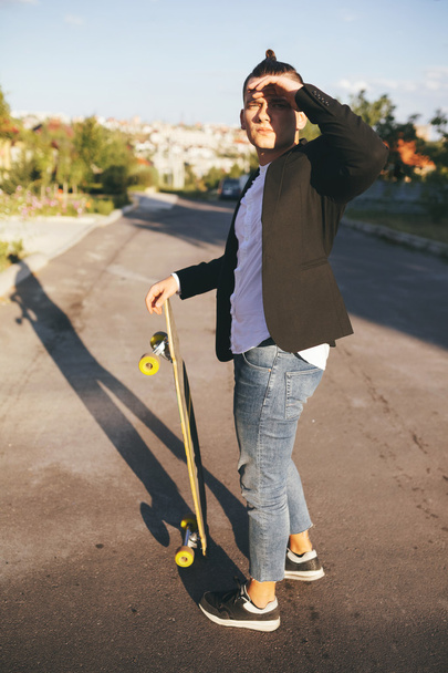 Afbeelding van een man met longboard gaan op weg - Foto, afbeelding