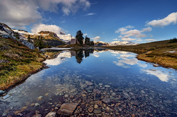 montañas y tranquilo lago glacial
 - Foto, Imagen