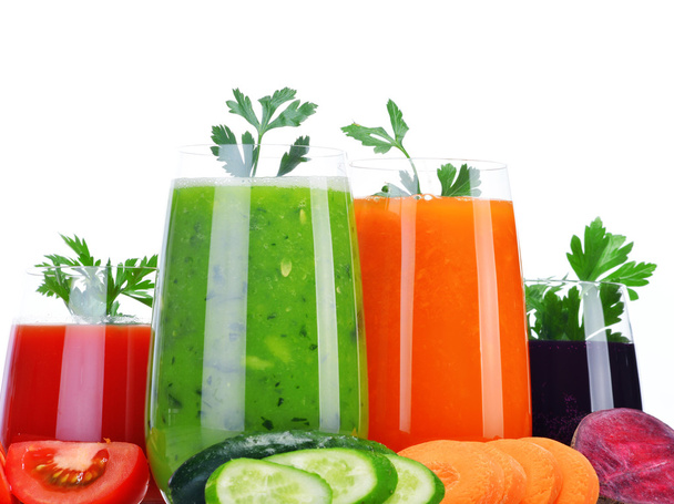Gläser mit frischen Gemüsesäften isoliert auf weiß - Foto, Bild