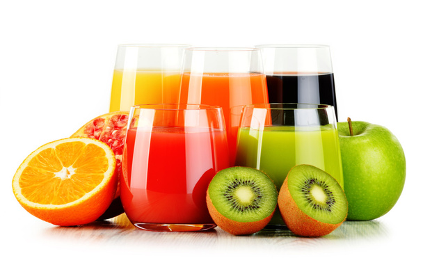Vasos de jugos de frutas surtidos aislados en blanco. Dieta de desintoxicación
 - Foto, imagen