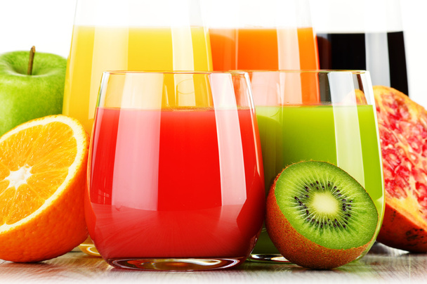 Vasos de zumo de fruta surtido. Dieta de desintoxicación
 - Foto, imagen