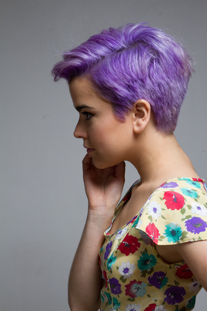 Profile of a violet-short-haired woman indoors, holding her face - Foto, Imagem